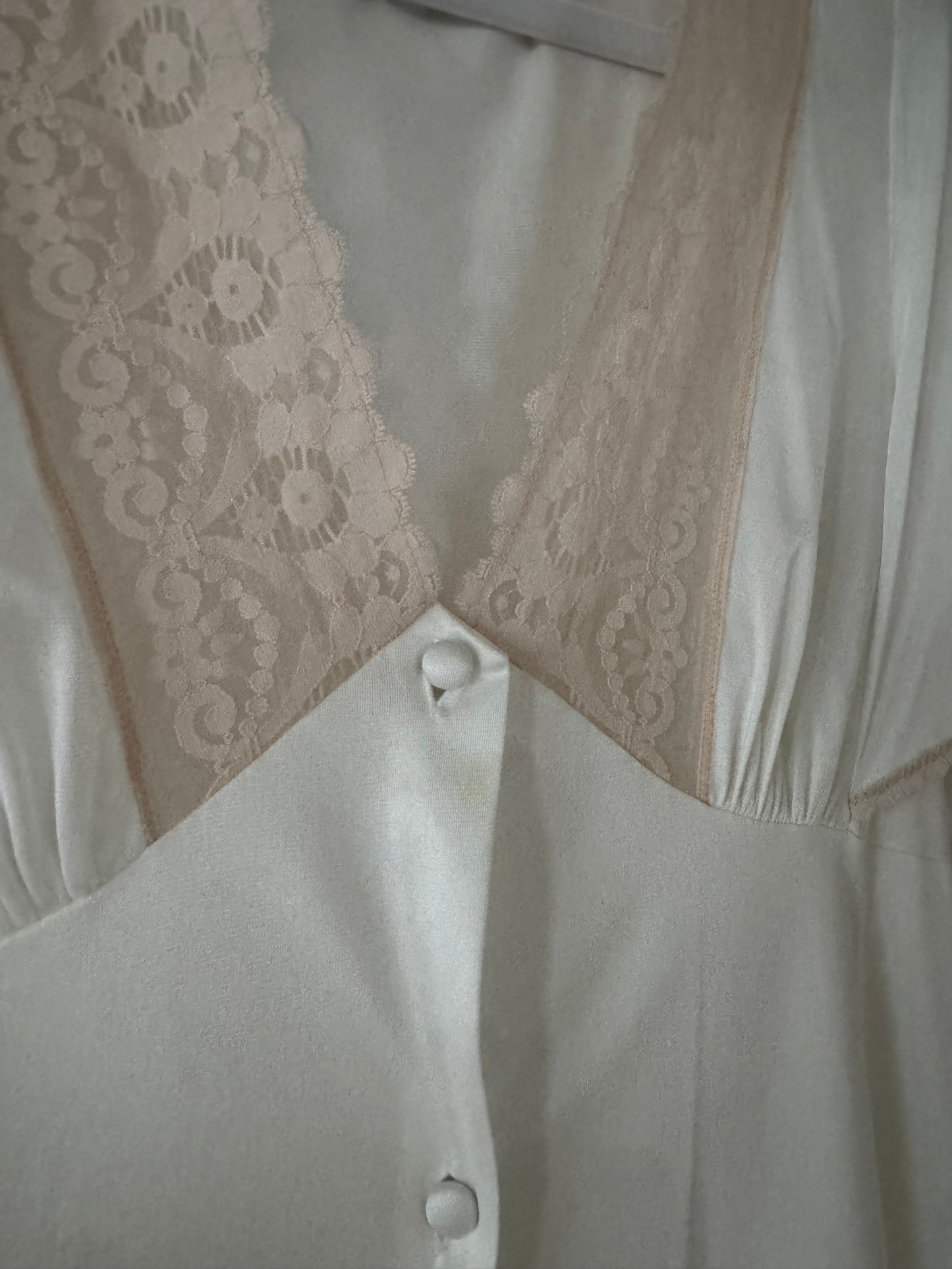 Maidenform Robe with Blush Sleeve Lace Detail