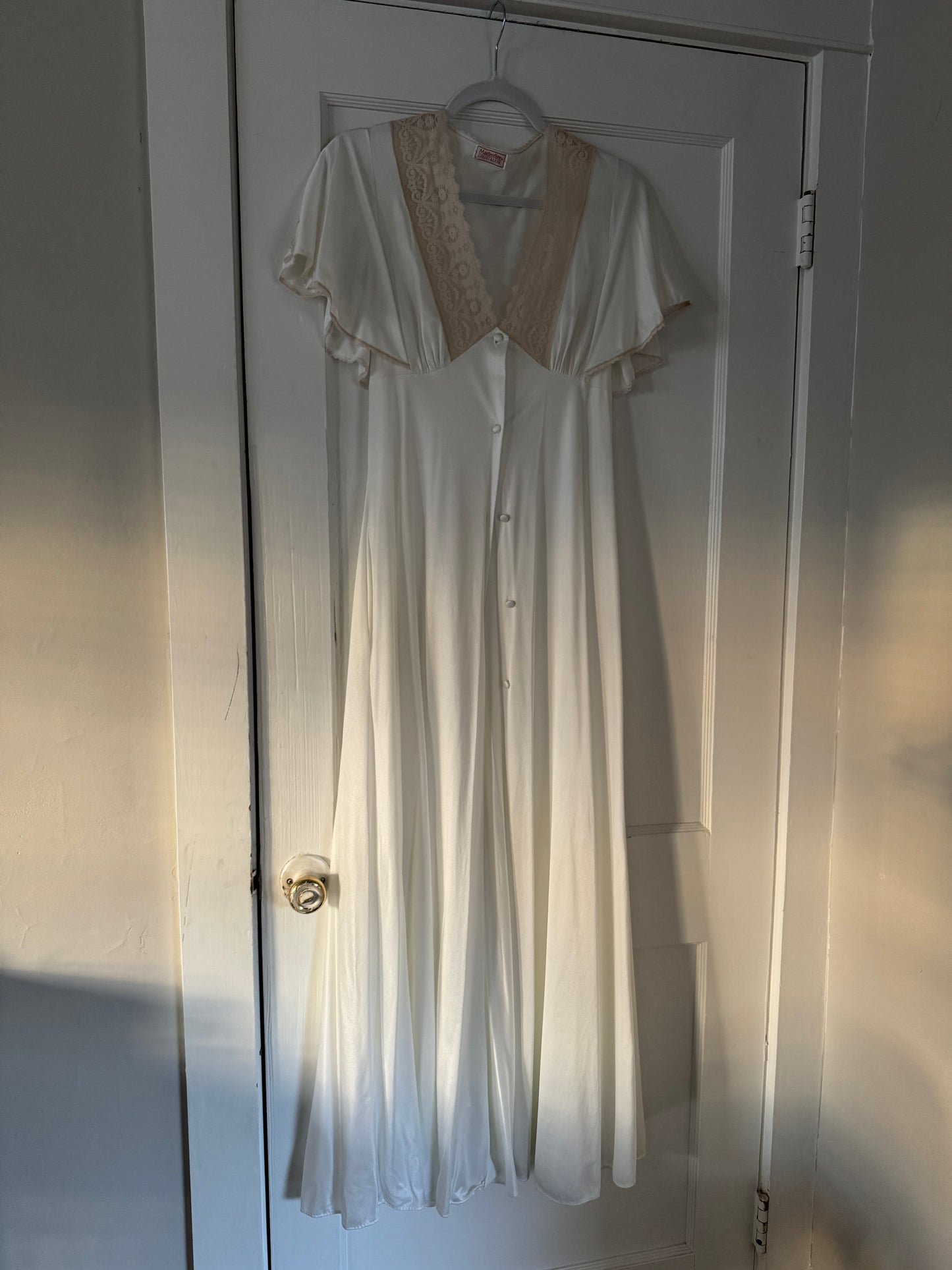 Maidenform Robe with Blush Sleeve Lace Detail
