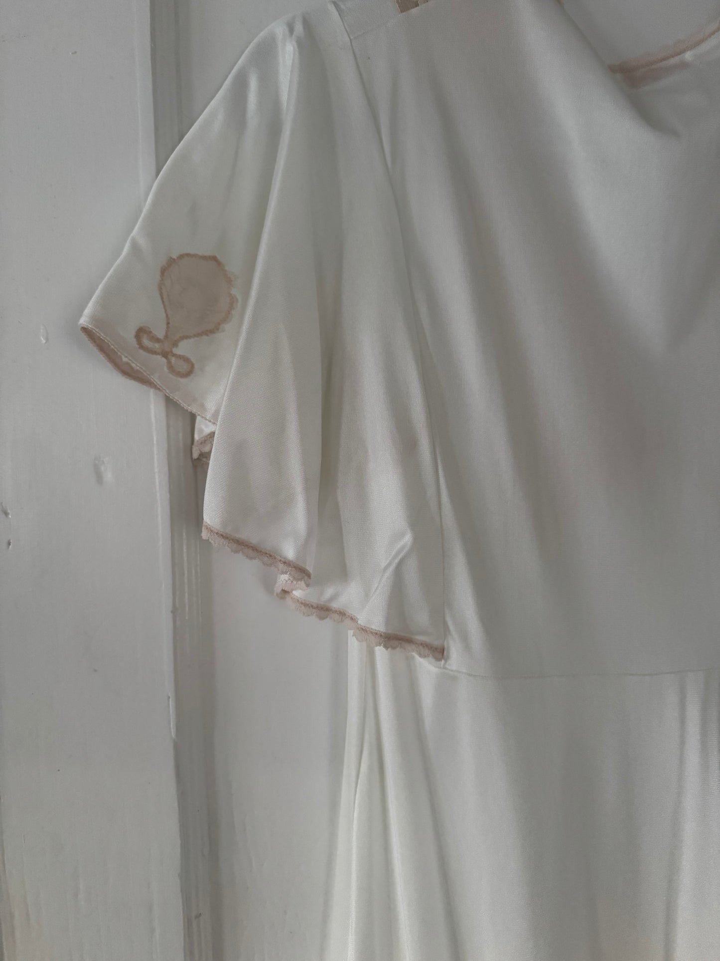Maidenform Robe with Blush Sleeve Lace Detail