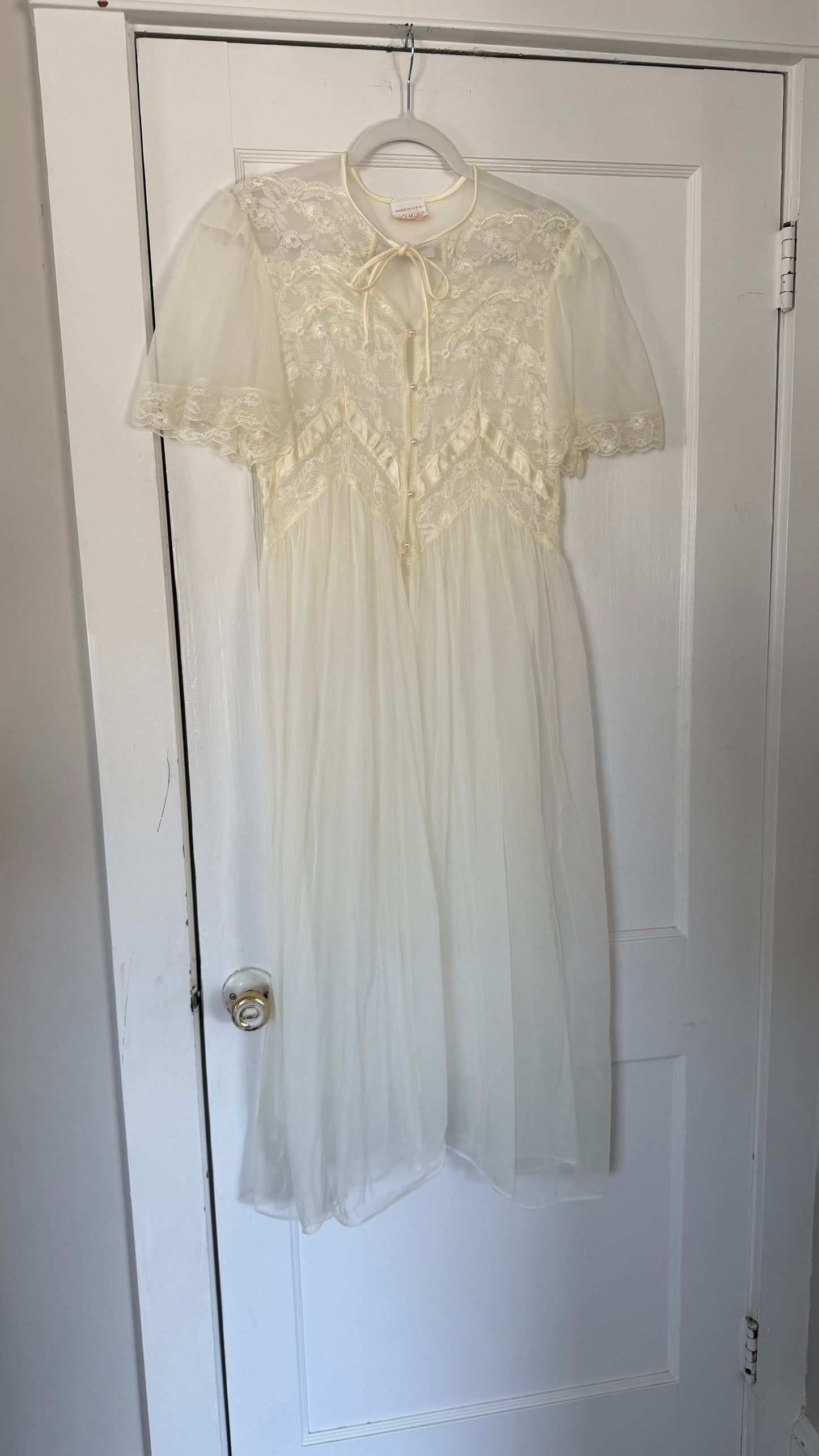 Ivory/Cream Lace & Ribbon Detail Peignoir Set