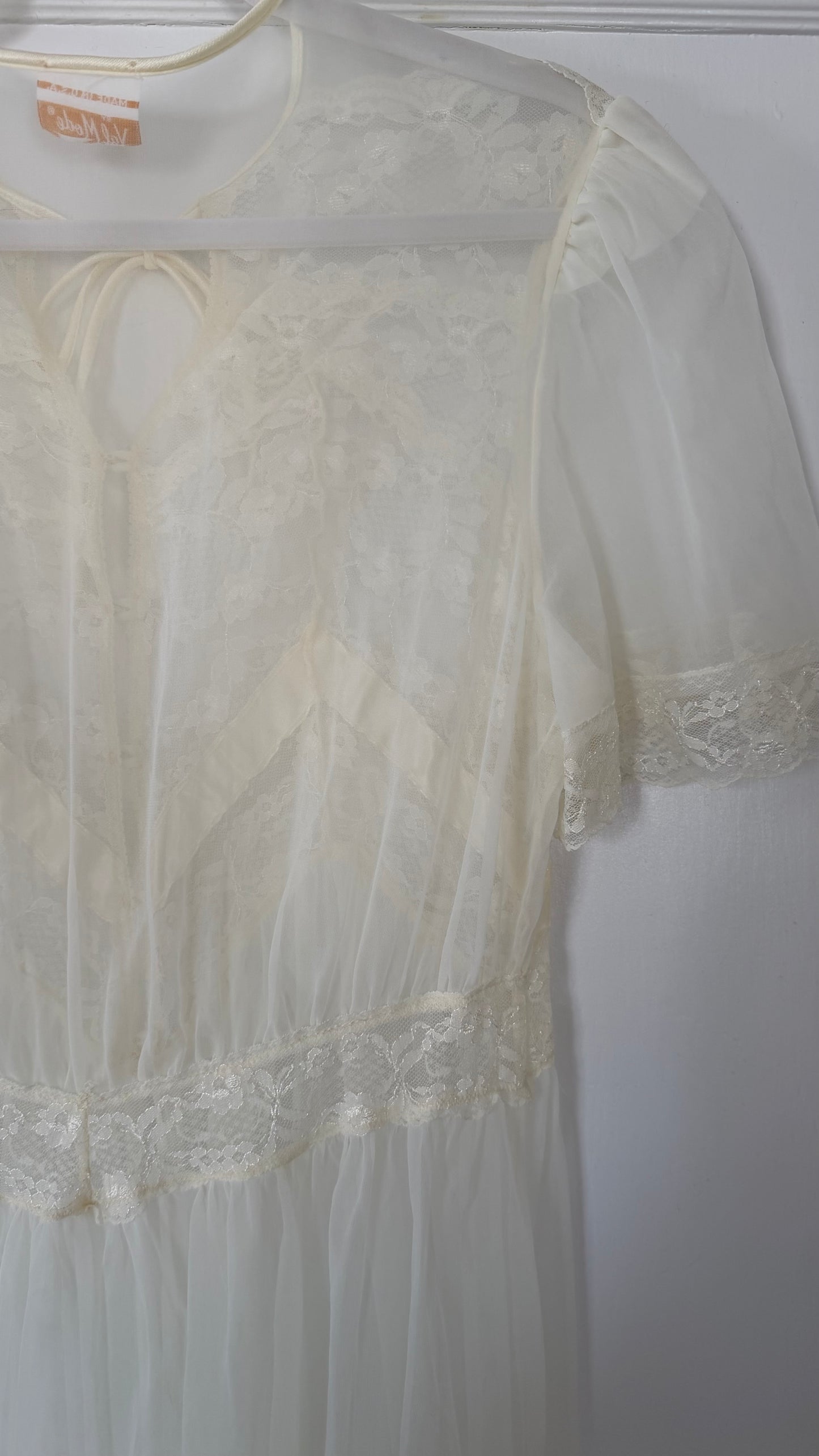 Ivory/Cream Lace & Ribbon Detail Peignoir Set