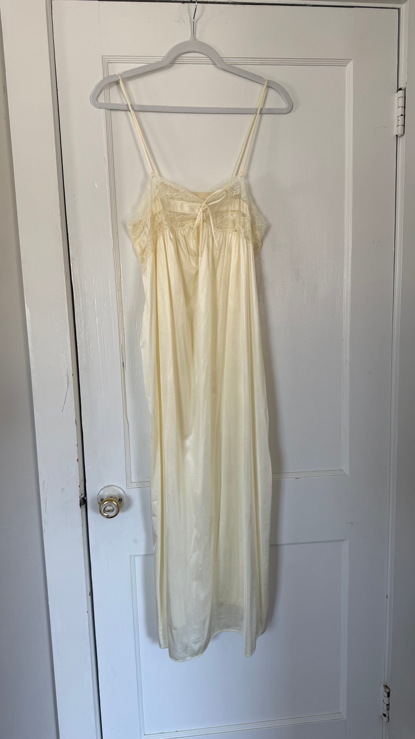 Ivory/Cream Lace & Ribbon Detail Peignoir Set